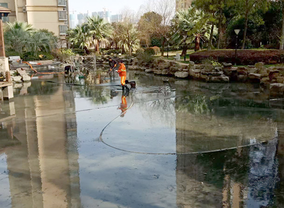 鼓楼景观池淤泥清理