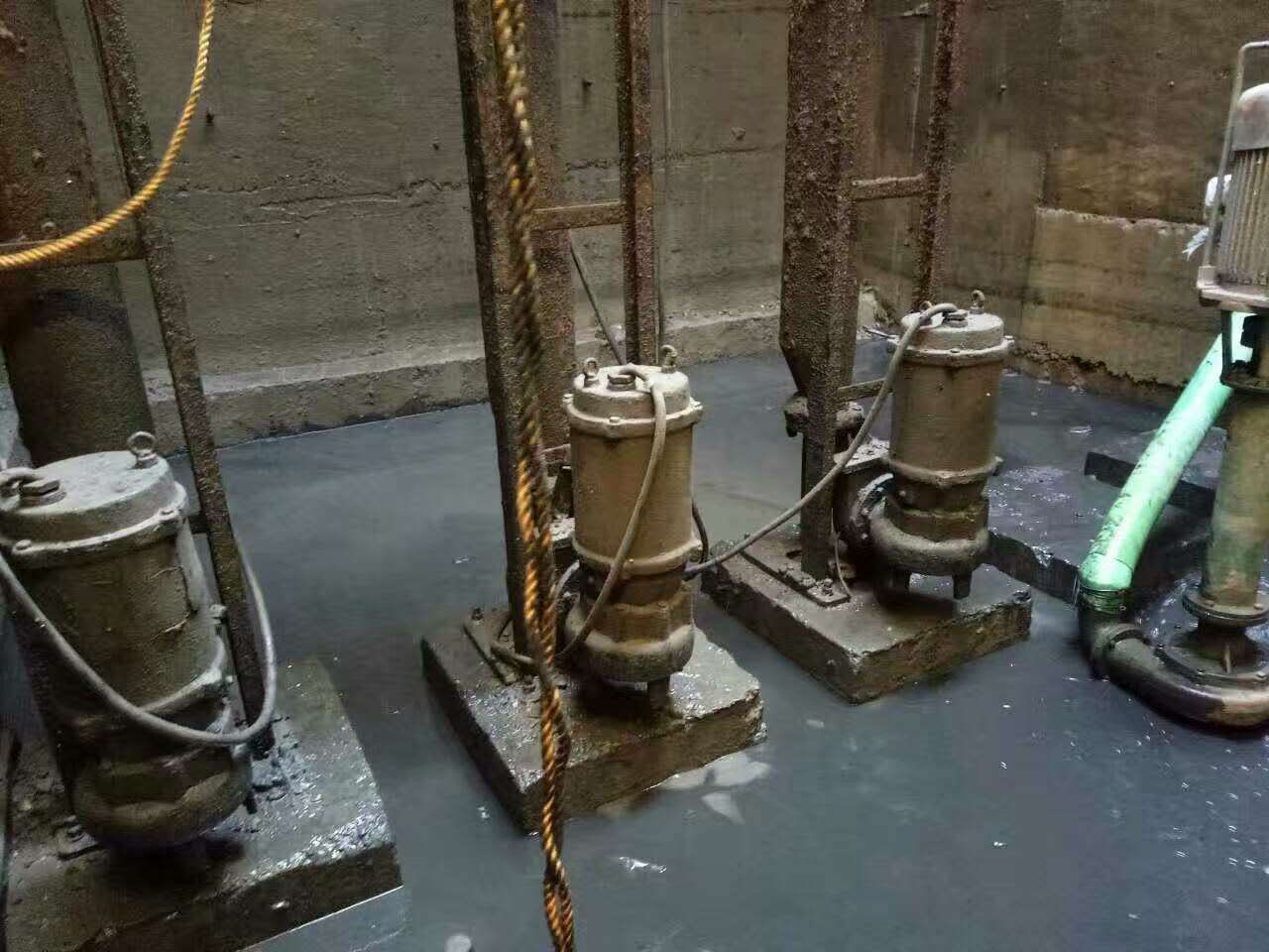 鼓楼污水池清理