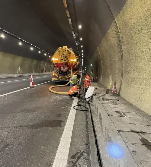 鼓楼隧道排水渠清淤